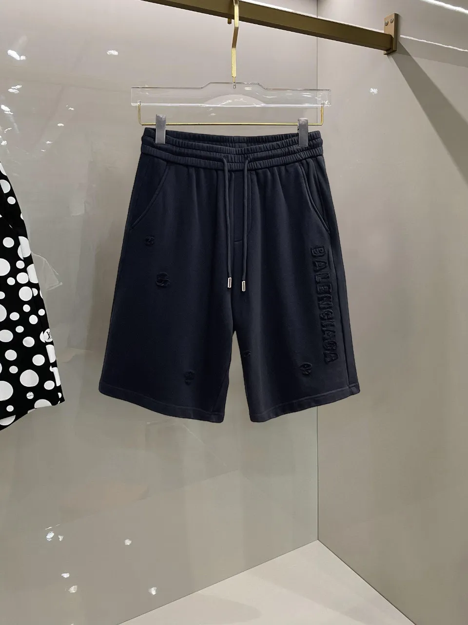 Balenciaga's three-standard complete 2026 summer New Arrival men's casual shorts, advanced custom-made Breathable fabric, Breathable fabric, extremely stretchy and comfortable, impeccable details, top-grade accessories, original logo design concept, delicate and soft feel! The upper body fit is awesome! Size: M-XXXL Please state your height and weight when ordering